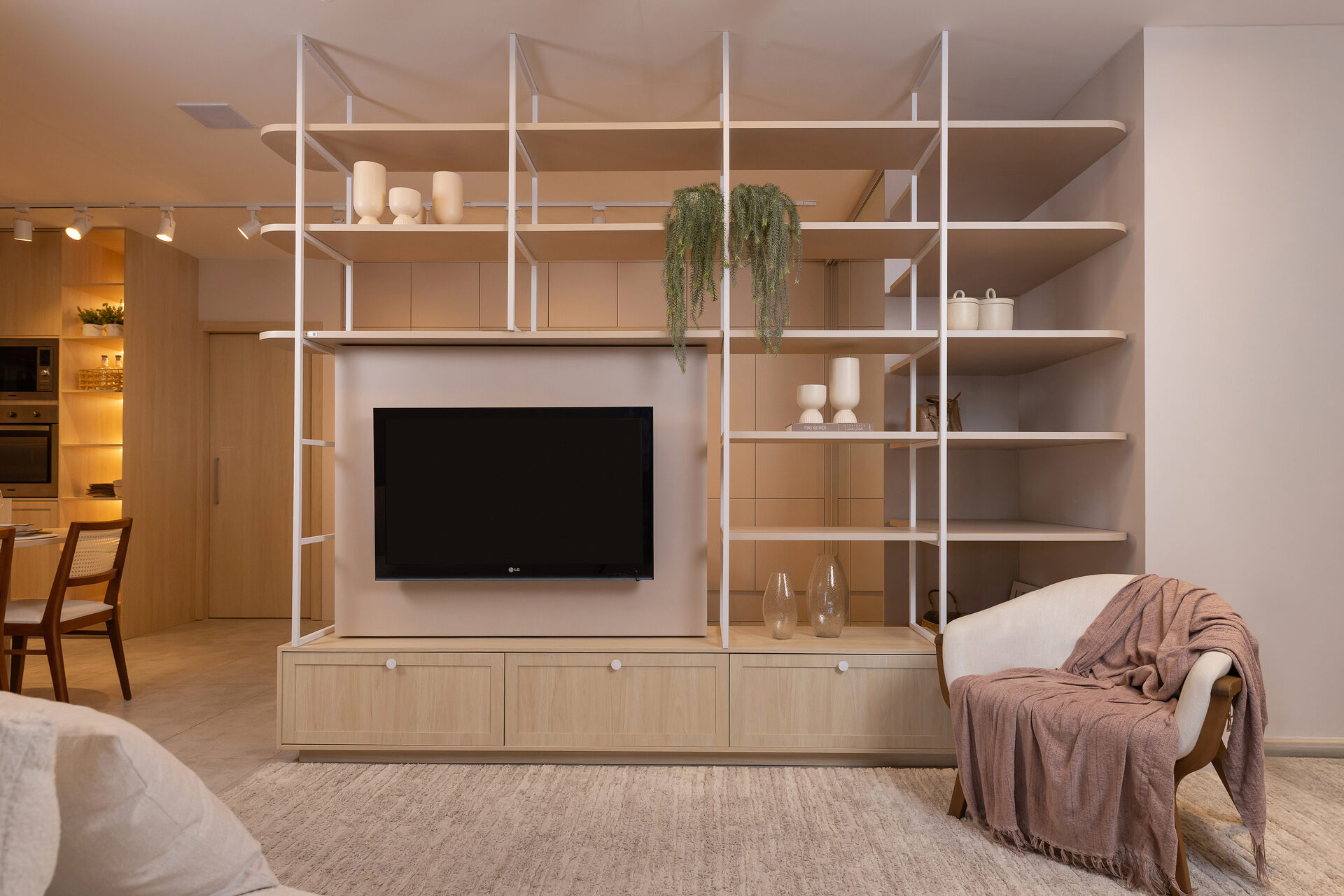 Sala de estar com estante planejada e TV – Italínea Splendore