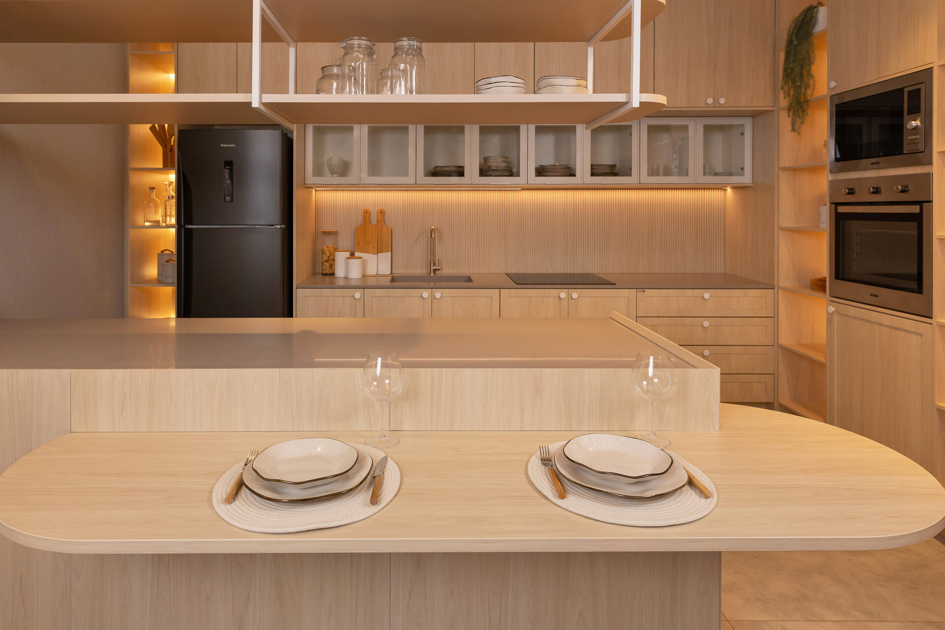 Cozinha planejada completa com ilha e iluminação embutida – Italínea Splendore