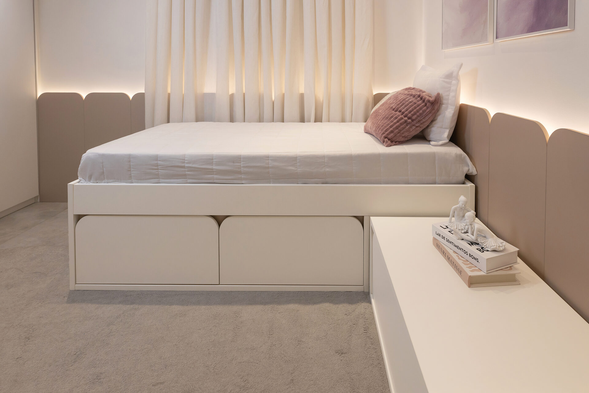 Quarto casal planejado com cabeceira e quadros – Italínea Splendore