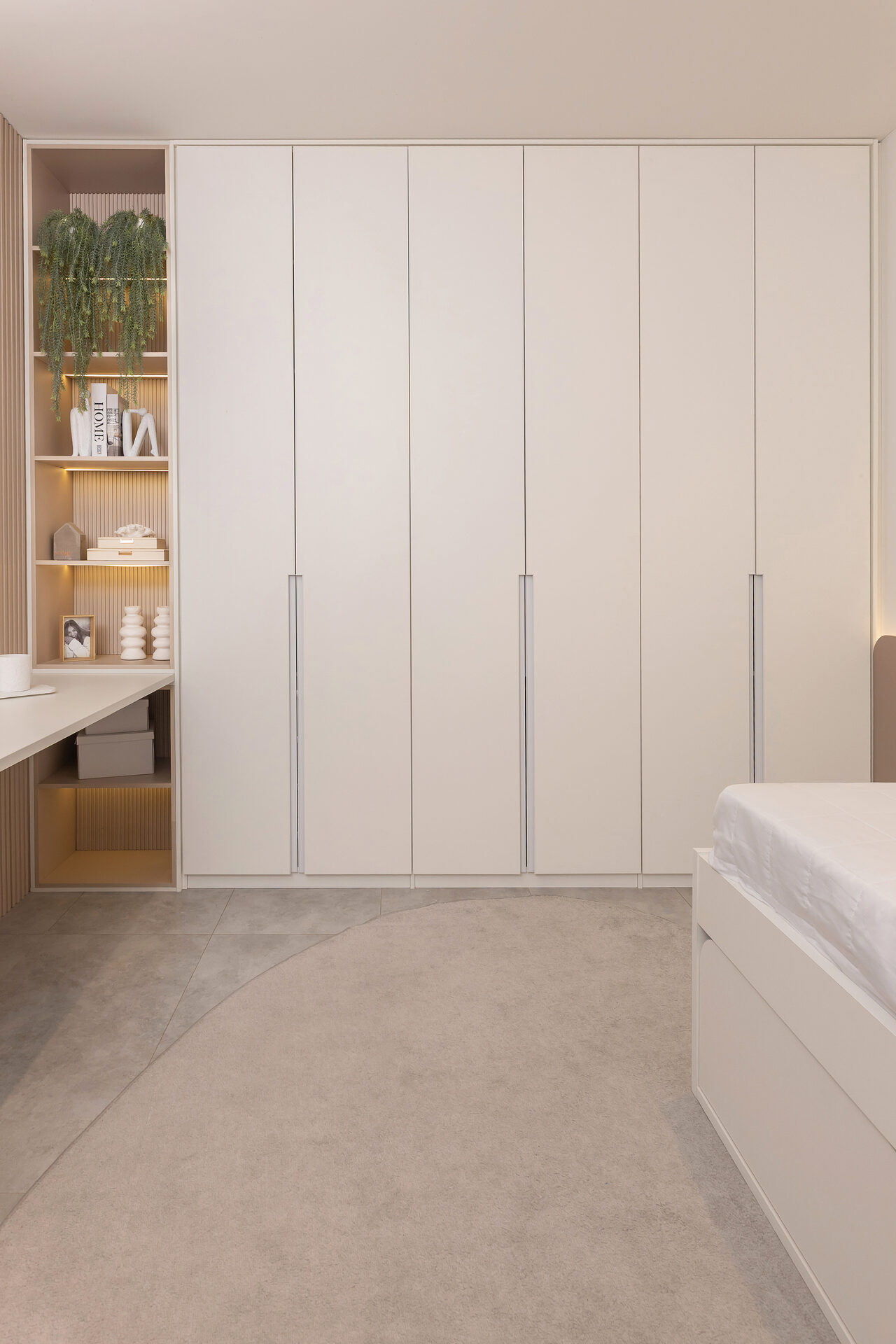 Quarto planejado com guarda-roupa branco e nicho iluminado – Italínea Splendore