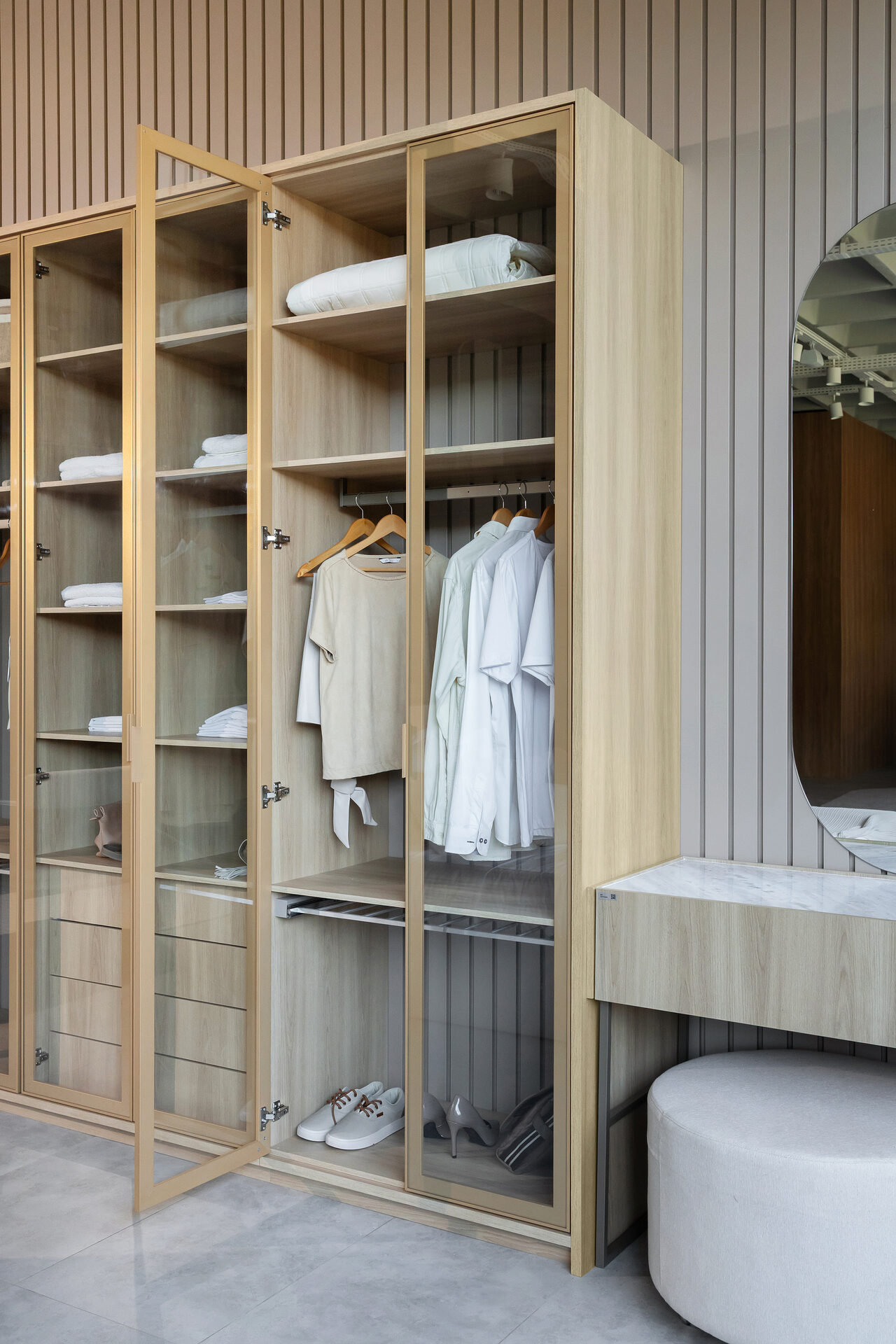 Guarda-roupa planejado com portas de vidro – Italínea Splendore